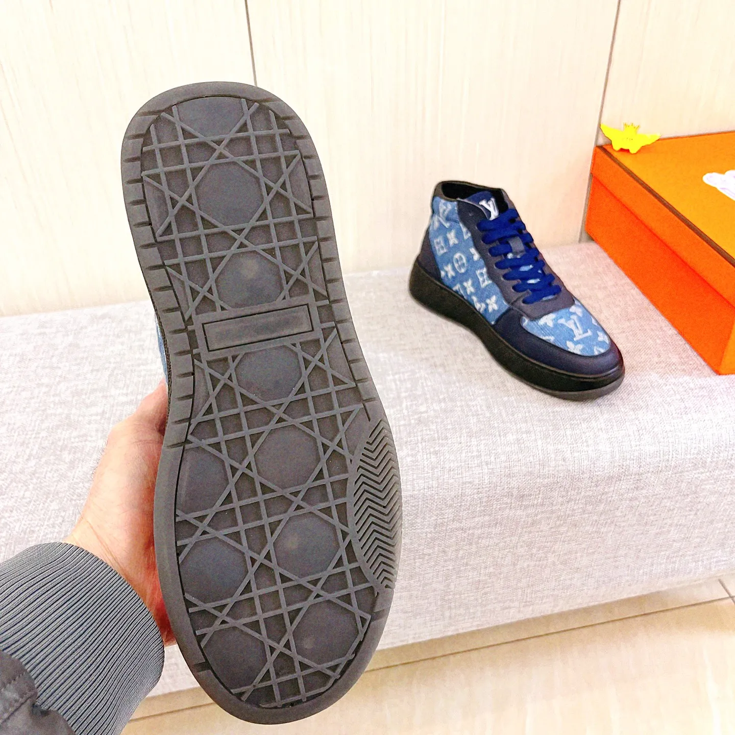Men's shoes💰 460💰[LV]🔥Louis Vuitton, high-end men's shoes brand, official website 1:1 latest masterpiece: the upper is made of Italian imported first-layer cowhide with a comfortable and breathable lining➕original non-slip and wear-resistant outsole🔥, making walking more convenient and comfortable! An exclusive new model, a stunning work, a beautiful 1:1 replica [color] compared to the official quality! Create a fashionable personality to set off your uniqueness! A must-have for trendy men! Classic🔥Size: 38-44 Color: 🔥Multiple colors available🔥